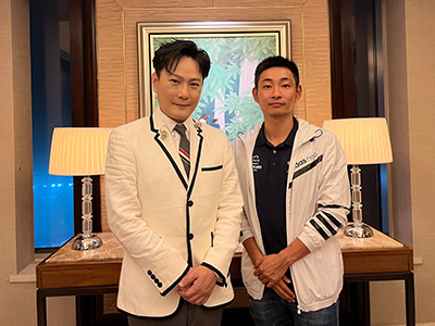 经纪人与张信哲合影