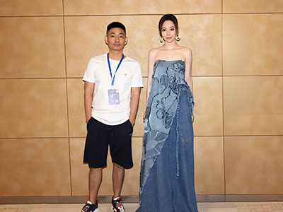 经纪人与张靓颖合影