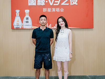 经纪人与张韶涵合影