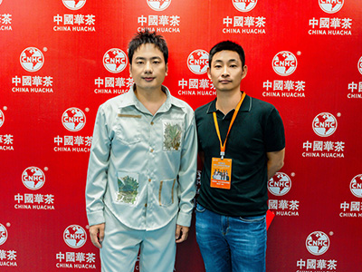 经纪人与海来阿木合影